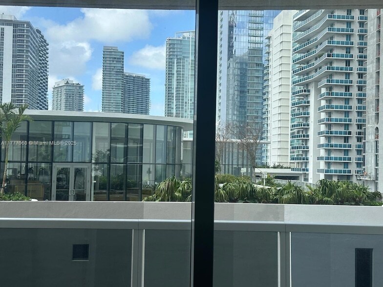 601 NE 23rd St, Unit 1101 in Miami, FL - Building Photo