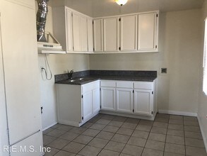 12035 S Willowbrook Ave in Compton, CA - Foto de edificio - Building Photo