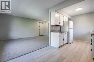 25 Hillview Crescent in Kingsville, ON - Building Photo - Building Photo