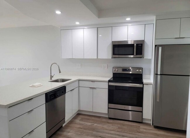 1680 NE 191st St in Miami, FL - Foto de edificio - Building Photo