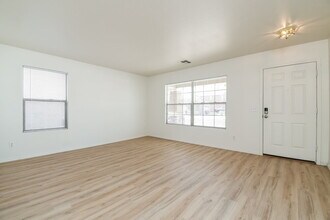 7401 S 30th Ave in Phoenix, AZ - Foto de edificio - Building Photo