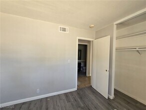 4305 E Moonlight Dr in Las Vegas, NV - Building Photo - Building Photo