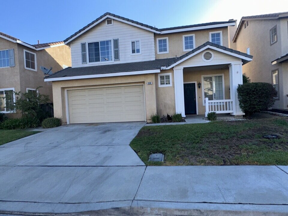 339 Oakwood Ct in Corona, CA - Building Photo