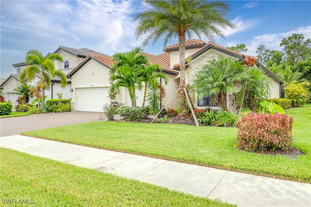 2098 Antigua Ln in Naples, FL - Building Photo