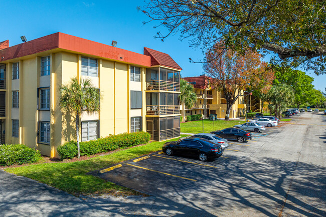 Foxcroft Condominiums in Miramar, FL - Building Photo - Building Photo