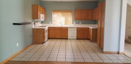 5012 Shadow Branch St in Bakersfield, CA - Building Photo - Building Photo