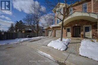 4045 Upper Middle Rd in Burlington, ON - Building Photo - Building Photo