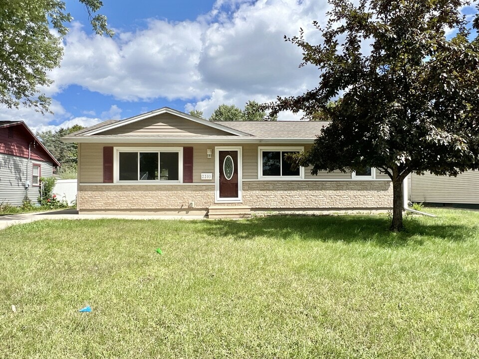 2203 Frontier Rd in Janesville, WI - Building Photo