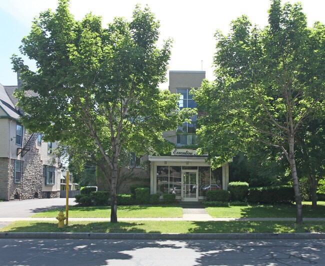 Executive Manor in Rochester, NY - Foto de edificio - Building Photo