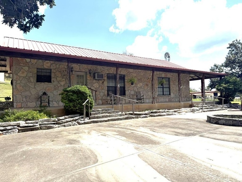 1904 Bear Creek Rd, Unit B607 in Kerrville, TX - Building Photo