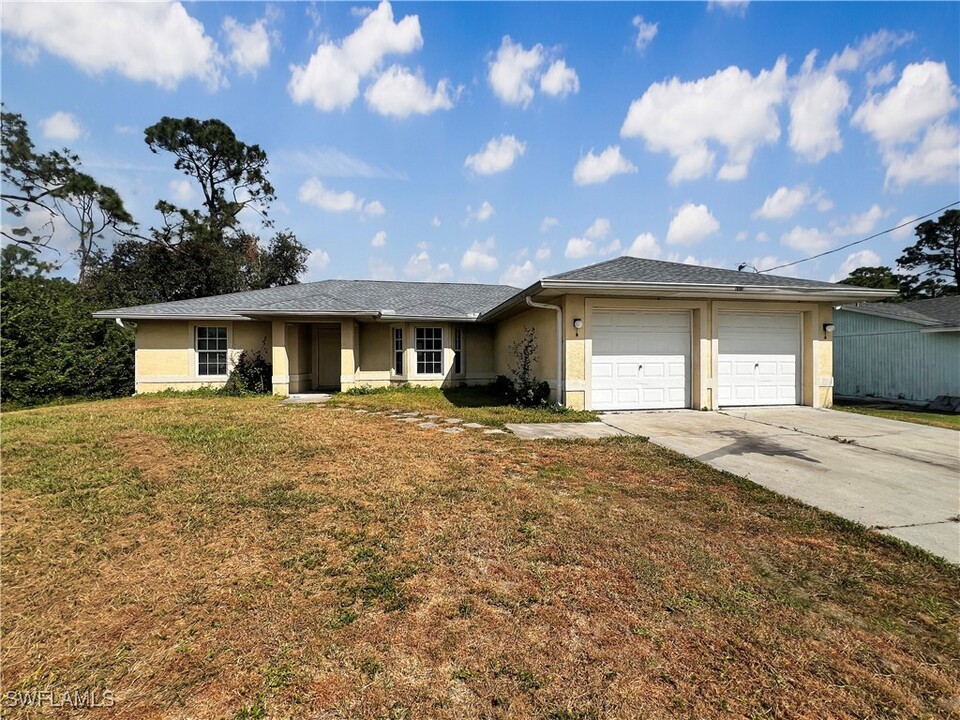 4322 15th St W in Lehigh Acres, FL - Building Photo