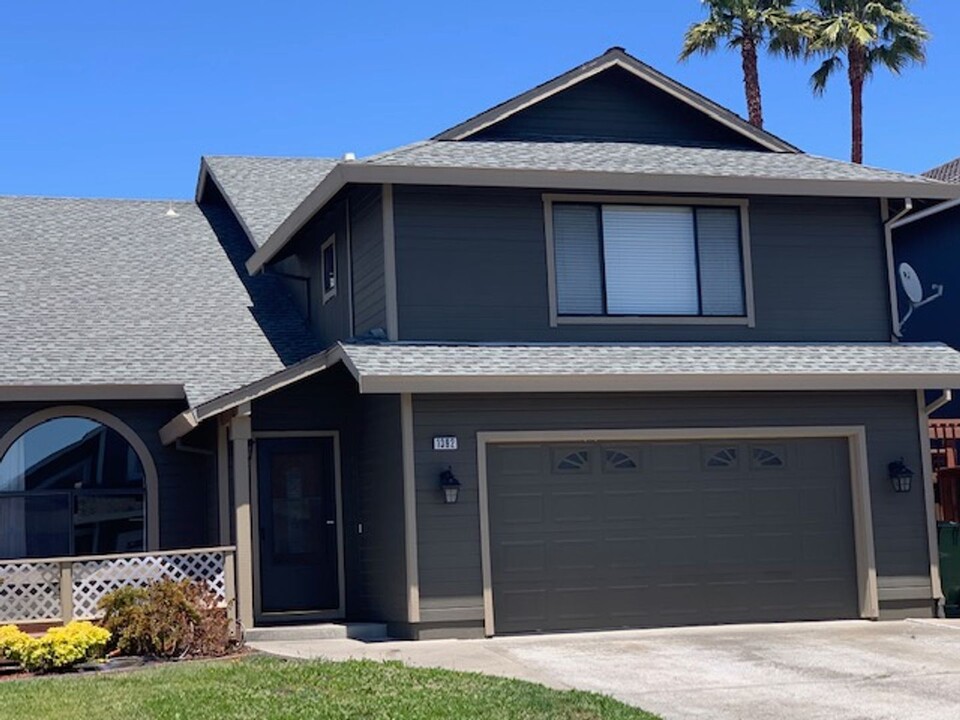 1392 Mattice Ln in Rohnert Park, CA - Building Photo