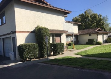 2559 White Oak Pl in Escondido, CA - Foto de edificio