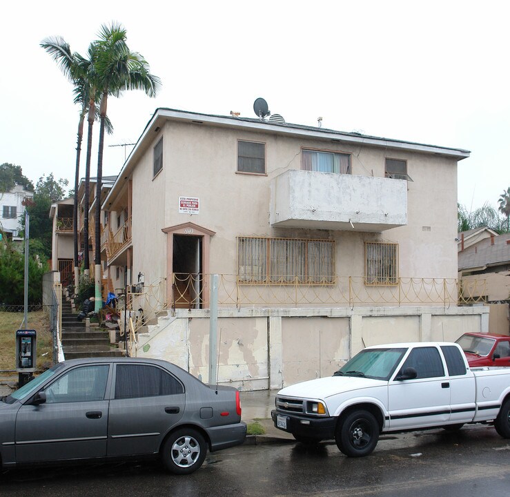 840 Coronado St in Los Angeles, CA - Building Photo