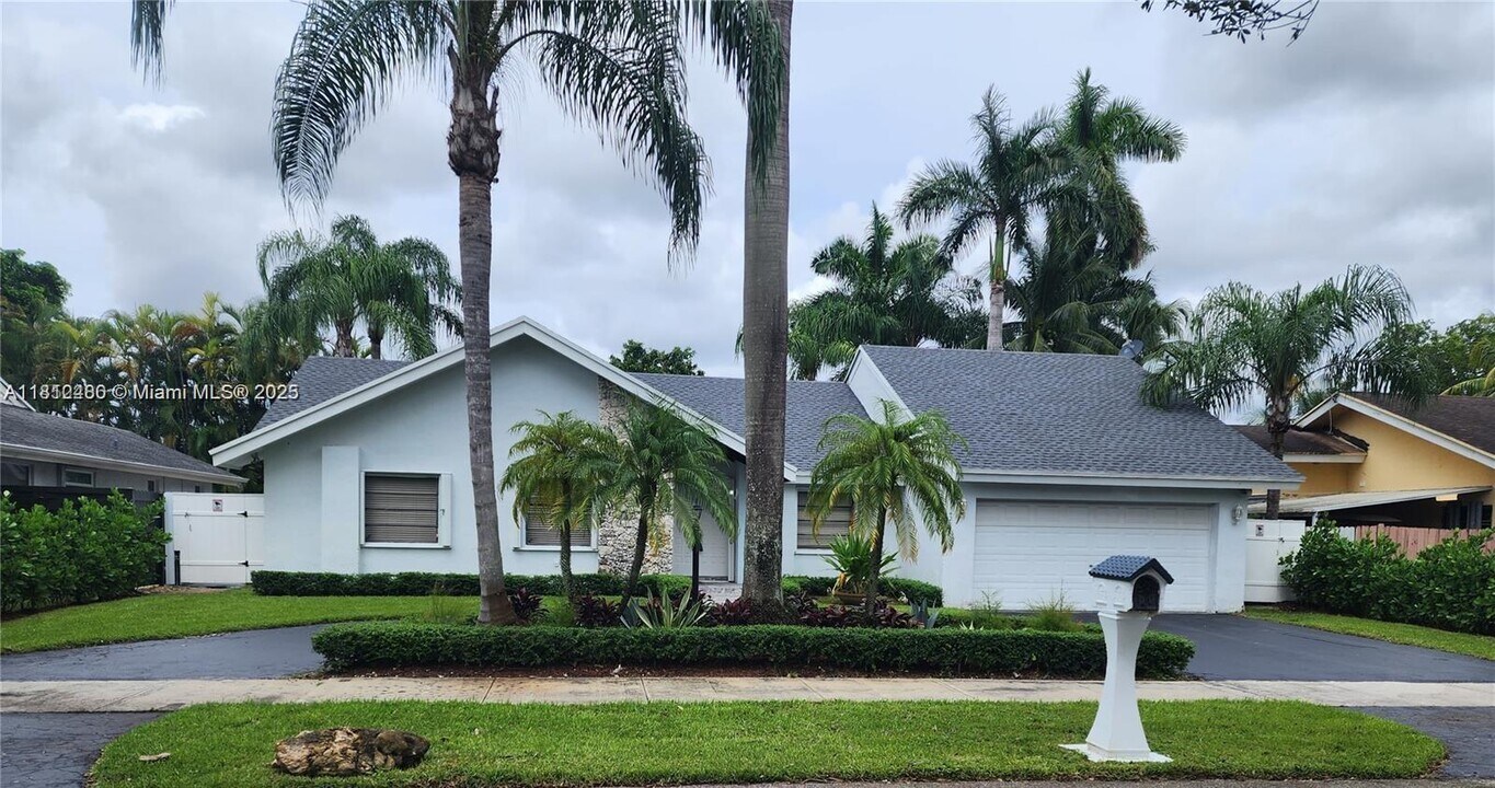 14221 SW 106th Terrace in Miami, FL - Building Photo