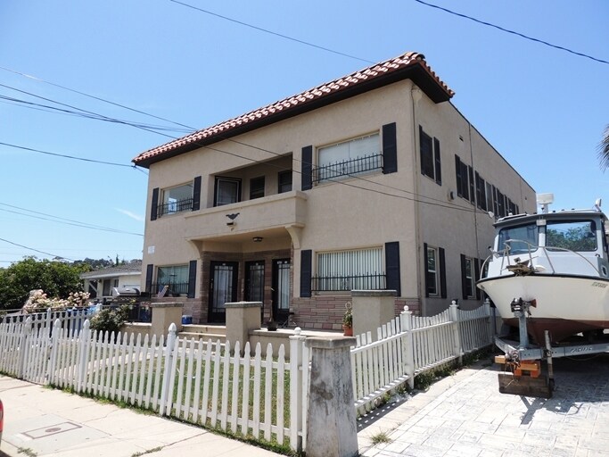 2721 S Denison Ave in San Pedro, CA - Building Photo