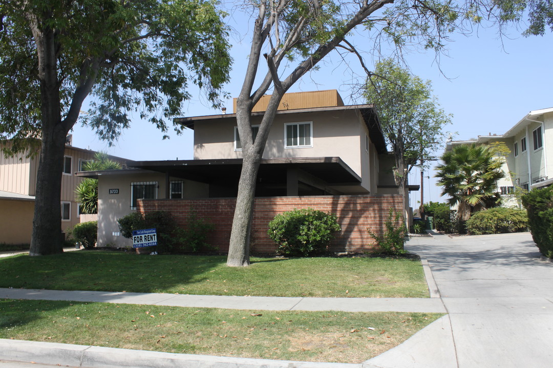 9733 Crenshaw Blvd in Inglewood, CA - Building Photo