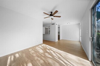 2139 Lake Village Dr in Houston, TX - Building Photo - Building Photo