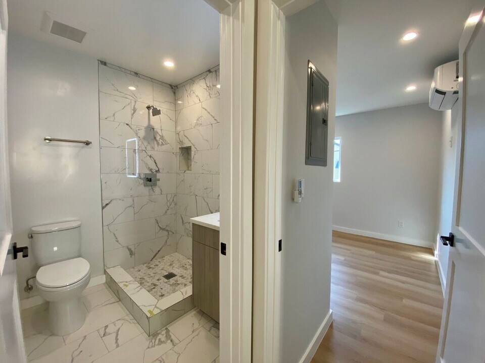 3207 W 3rd St in Los Angeles, CA - Building Photo
