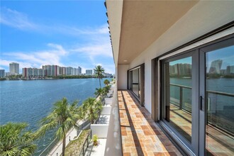 4000 NE 168th St in Miami, FL - Building Photo - Building Photo