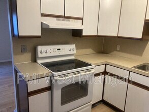 6043 In the Pines Dr SE in Grand Rapids, MI - Building Photo - Building Photo