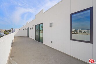 3977 Beverly Blvd in Los Angeles, CA - Building Photo - Building Photo