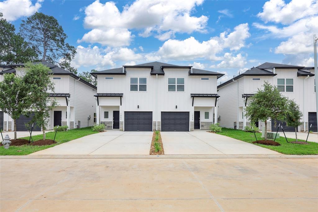 1952 Longmire Rd in Conroe, TX - Building Photo