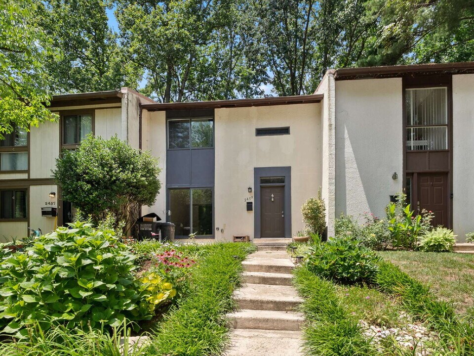 2459 Pyrenees Ct in Reston, VA - Building Photo