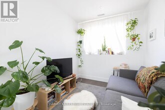 2076 Dundas St W in Toronto, ON - Building Photo - Building Photo