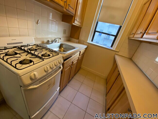 1148 Commonwealth Ave in Boston, MA - Building Photo - Building Photo