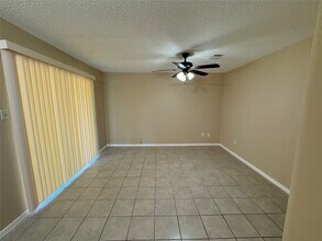 7430 Lobera Dr in Houston, TX - Foto de edificio - Building Photo