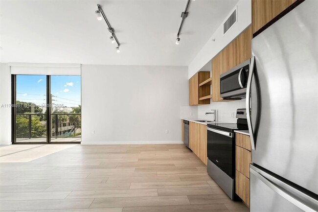 555 NE 8th St, Unit 0506 in Fort Lauderdale, FL - Building Photo - Building Photo