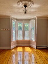 222 Howell St, Unit Second Floor in Providence, RI - Foto de edificio - Building Photo