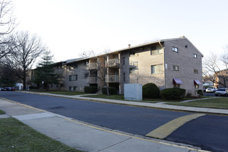 Idylwood Village West in Falls Church, VA - Building Photo - Building Photo