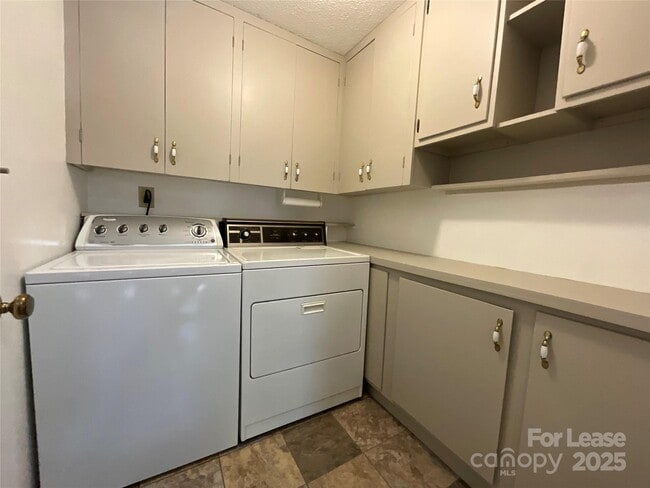 7608 Zermatt Ln in Charlotte, NC - Building Photo - Building Photo