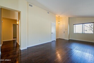 6347 W Saddlehorn Rd in Phoenix, AZ - Building Photo - Building Photo