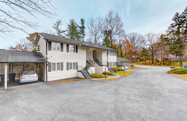 1104 N Main St in Hendersonville, NC - Foto de edificio - Building Photo