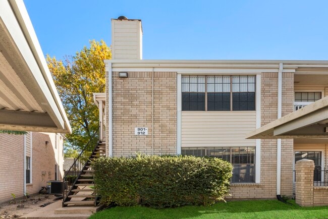 2750 Holly Hall St in Houston, TX - Foto de edificio - Building Photo