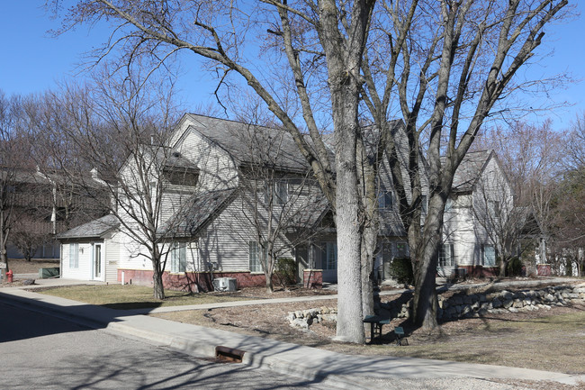 Minnetonka Mills Townhomes in Minnetonka, MN - Building Photo - Building Photo