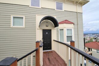 405 NW Uptown Terrace in Portland, OR - Building Photo - Building Photo