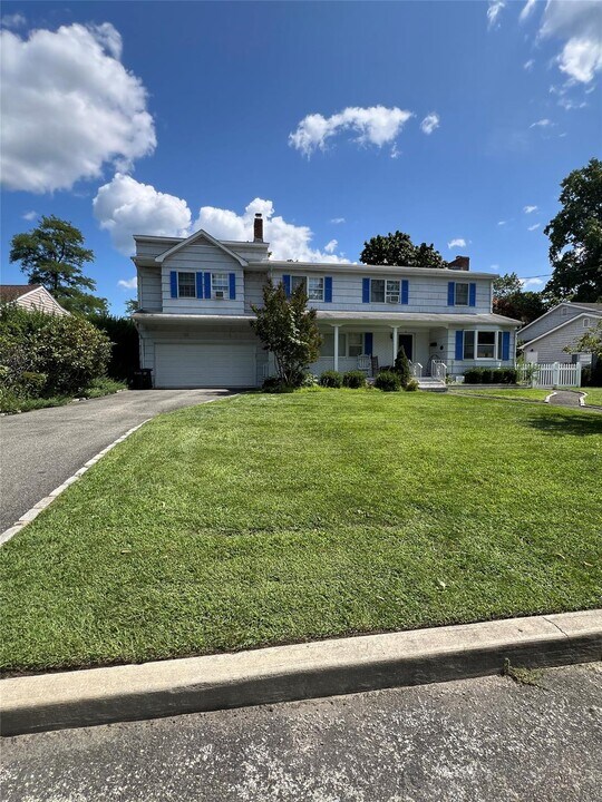 11 Colonial Ln in Bellport, NY - Building Photo