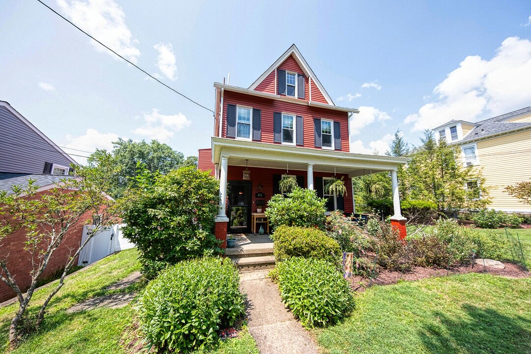 411 10th St in Oakmont, PA - Building Photo