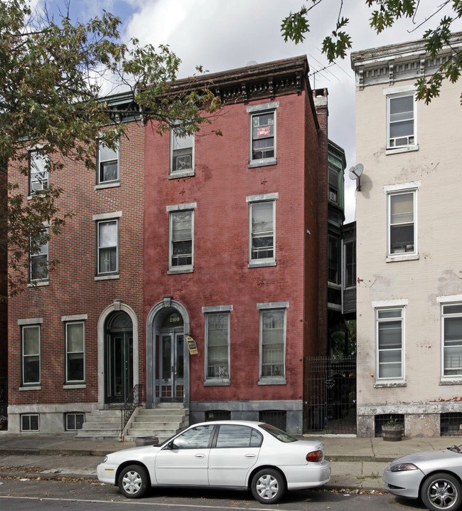 2109 Spring Garden St in Philadelphia, PA - Foto de edificio - Building Photo