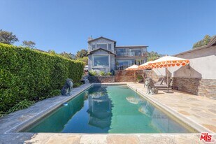 1300 Summitridge Dr in Beverly Hills, CA - Building Photo