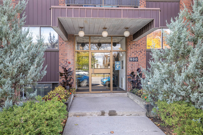 460 Laval Boul in Laval, QC - Building Photo - Building Photo
