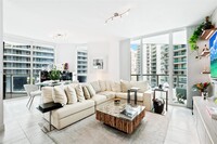 218 SE 14th St, Unit 1702 in Miami, FL - Foto de edificio - Building Photo