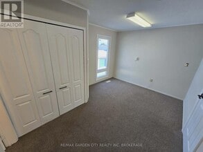 215 Roberts Rd in Grimsby, ON - Building Photo - Building Photo