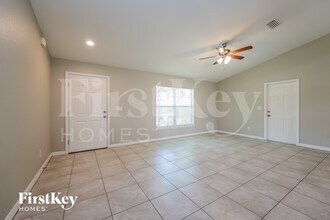 13057 Feldman Ave in Port Charlotte, FL - Foto de edificio - Building Photo