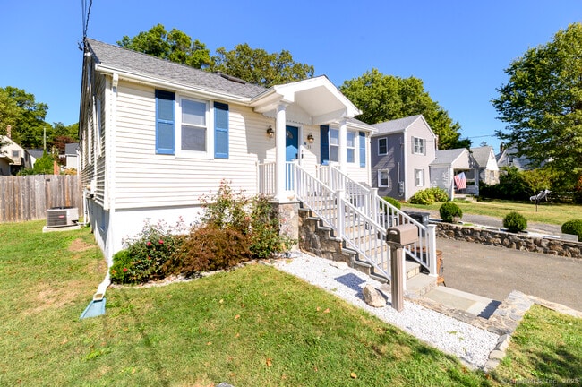 33 Hirsch Rd in Stamford, CT - Building Photo - Building Photo