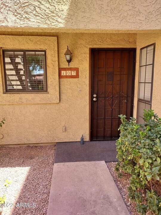 8215 N 21st Dr-Unit -D107 in Phoenix, AZ - Building Photo
